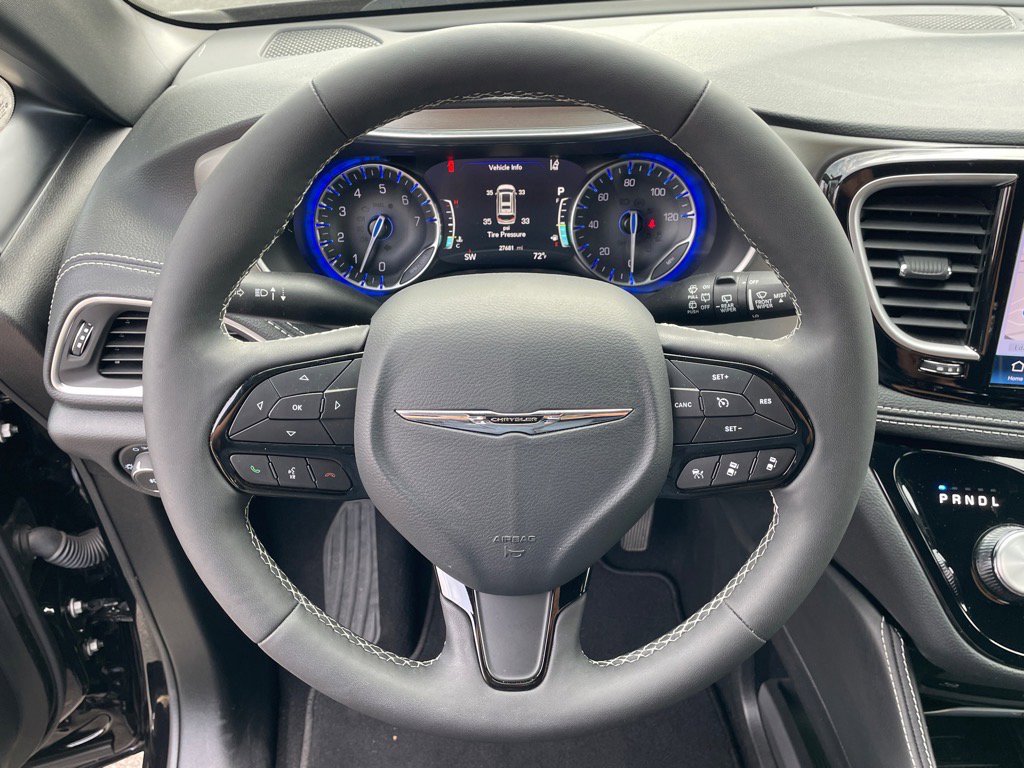 Used 2024 Chrysler Pacifica Limited w/ Uconnect Theater Family Group image 16