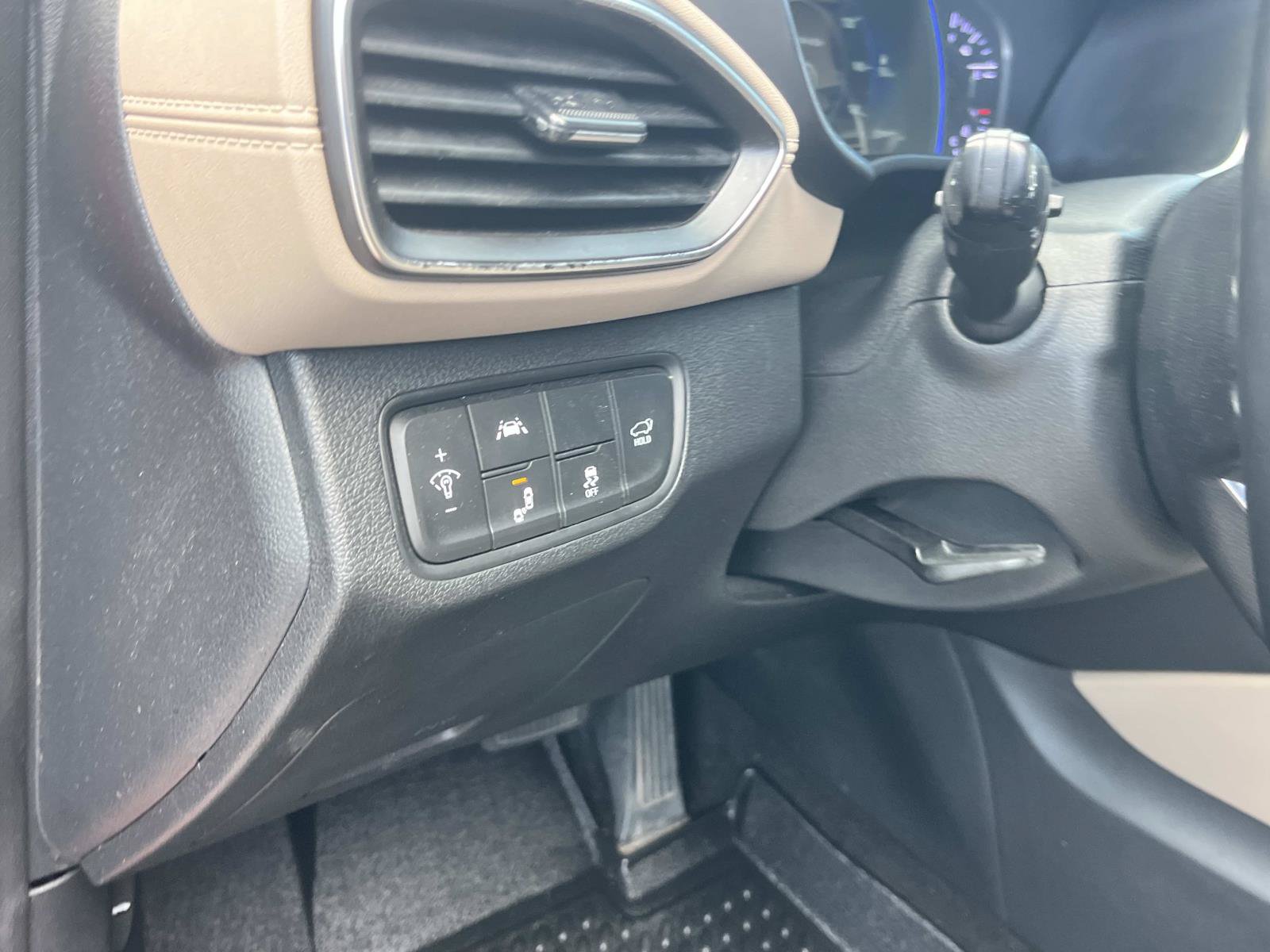 Used 2020 Hyundai Santa Fe SEL w/ Convenience Package FWD image 30