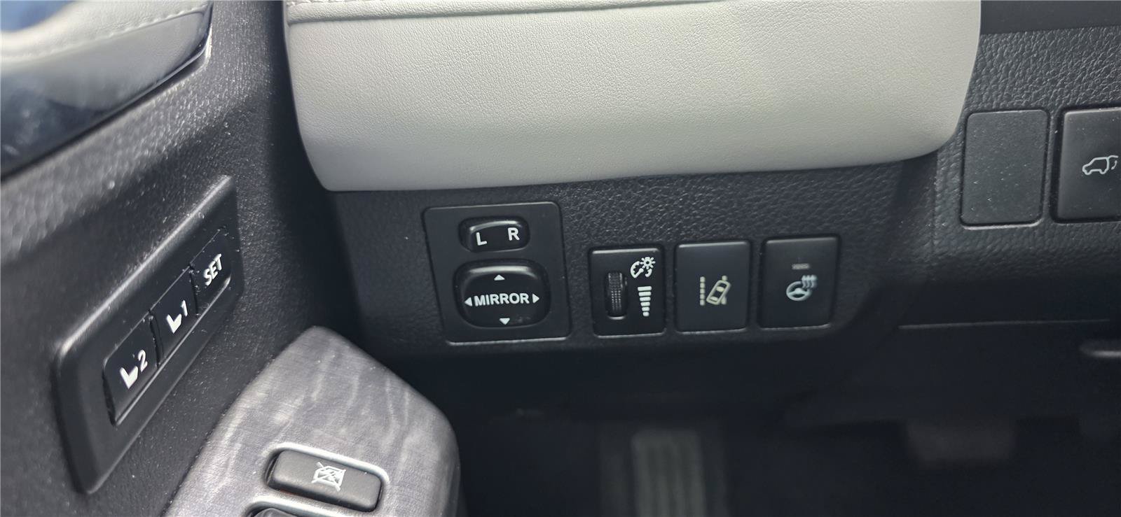 Used 2017 Toyota RAV4 Platinum FWD image 18