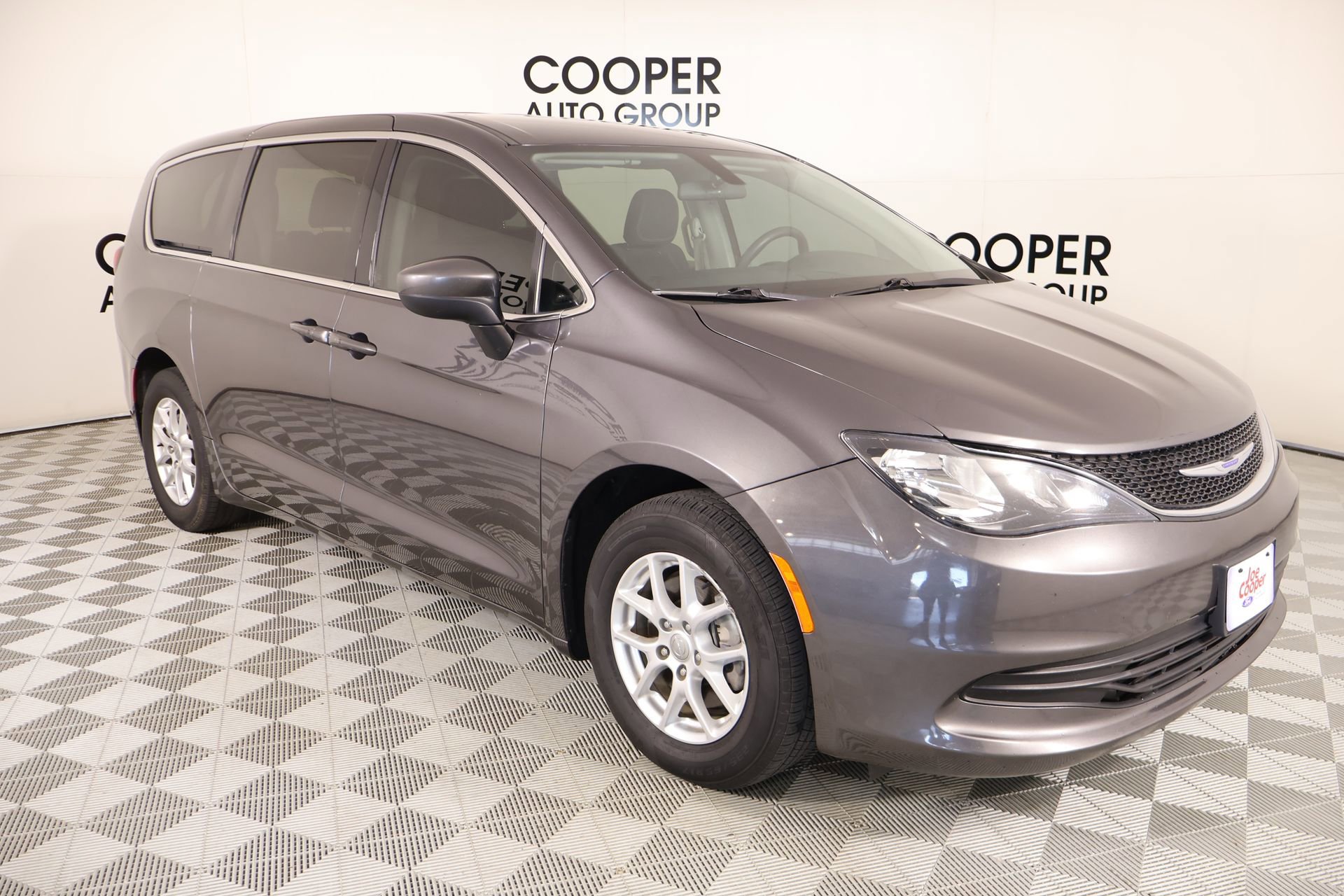 Used 2020 Chrysler Voyager LX image 1