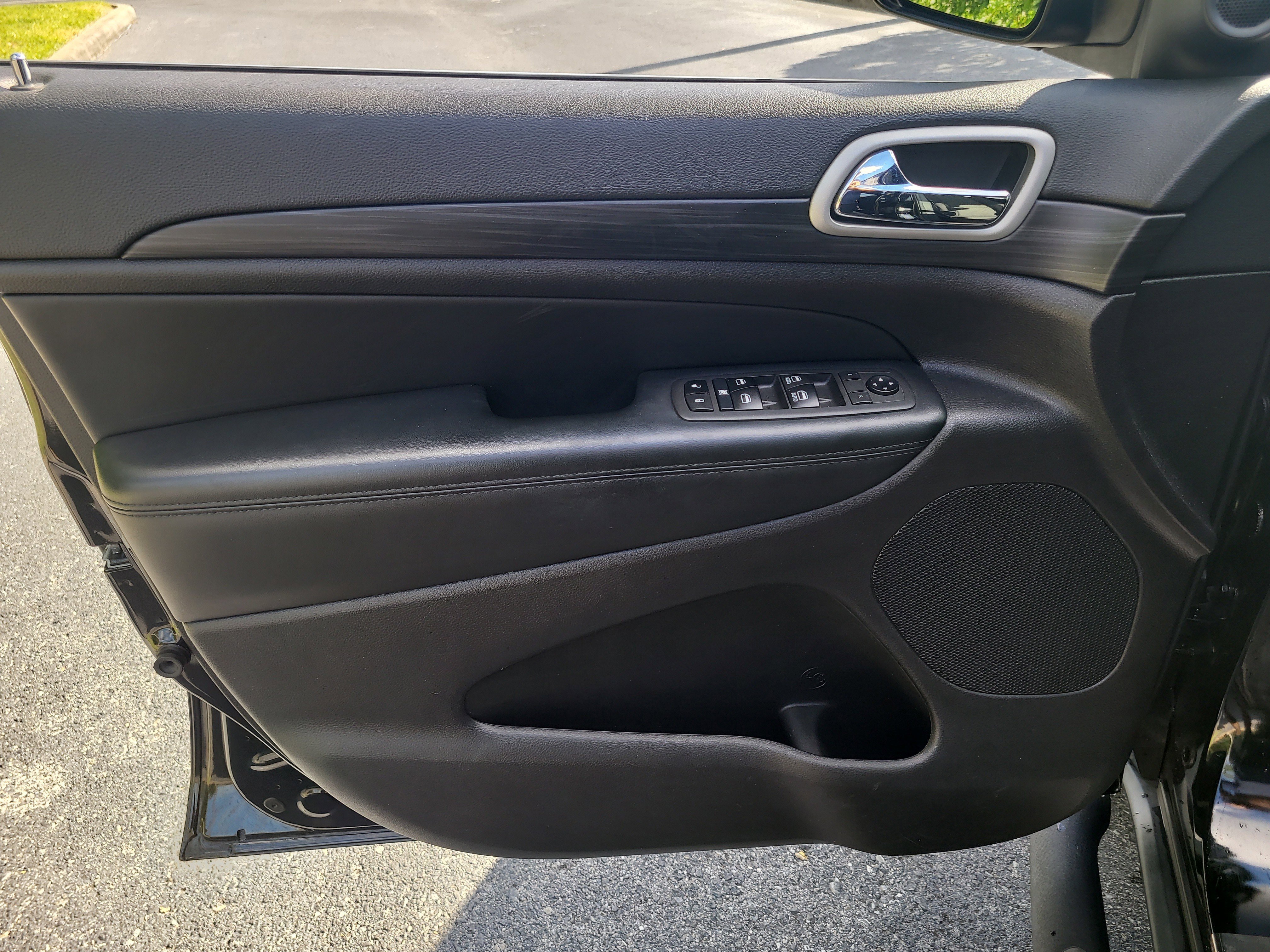 Used 2021 Jeep Grand Cherokee Laredo image 16