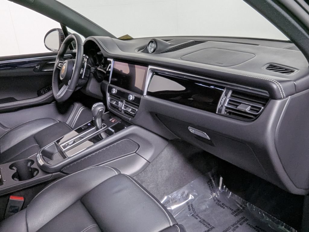 Used 2025 Porsche Macan AWD/4WD image 36