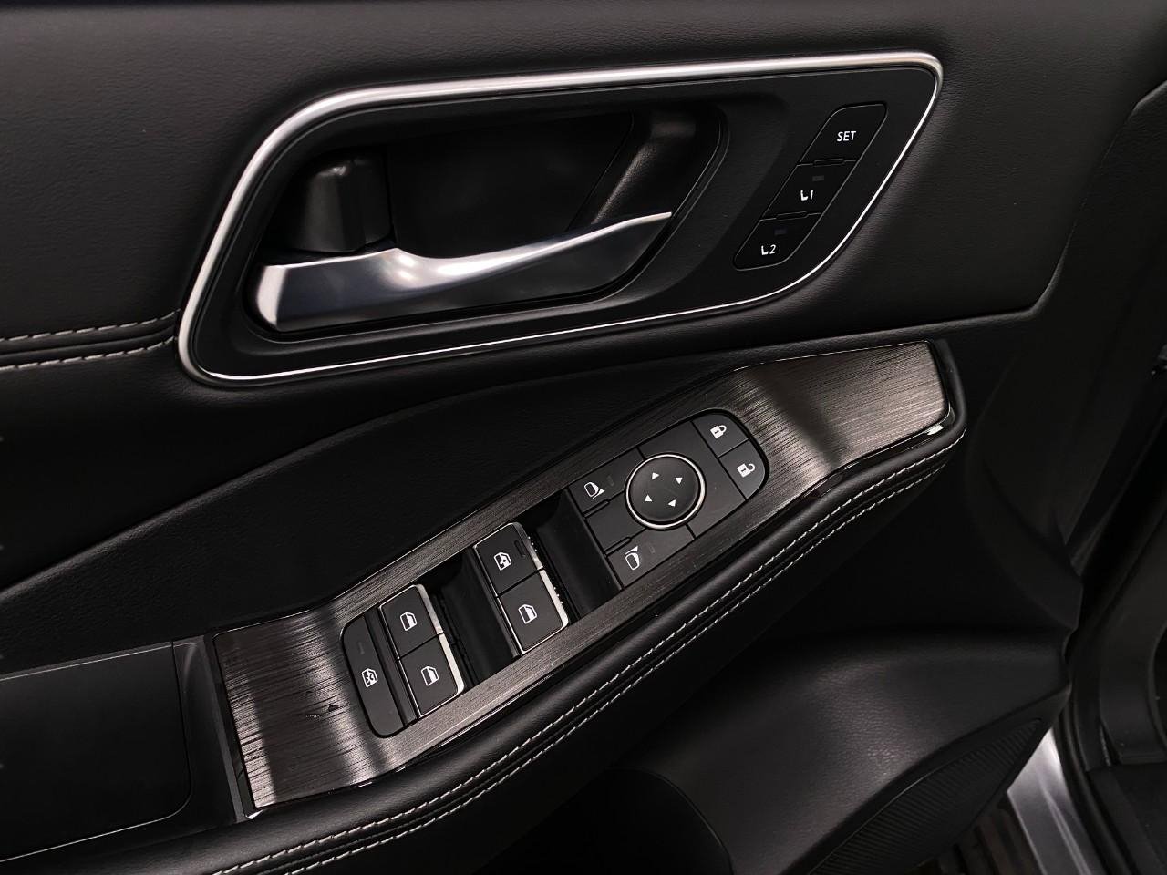 Used 2025 Nissan Rogue Platinum image 36