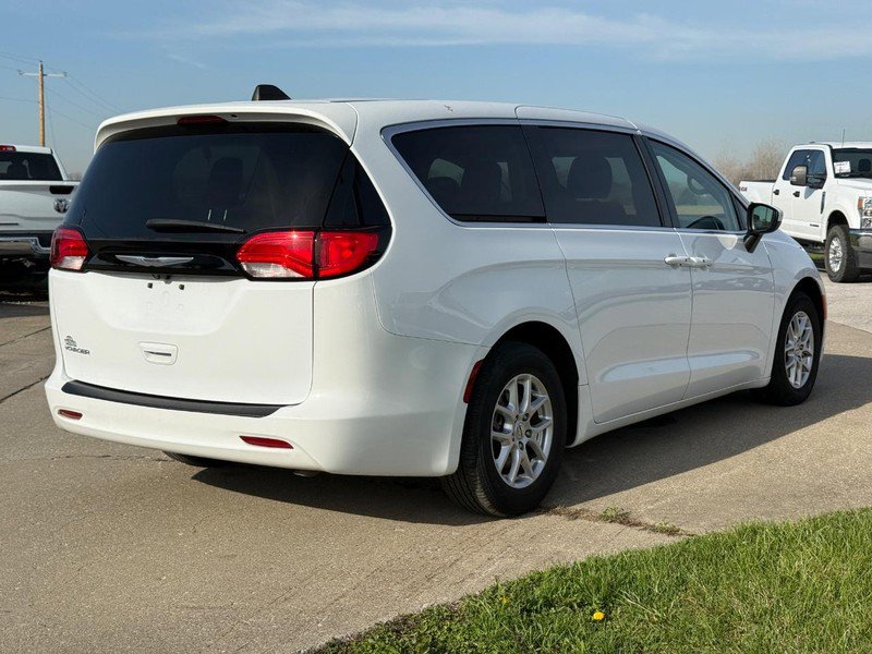 Used 2022 Chrysler Voyager LX image 5