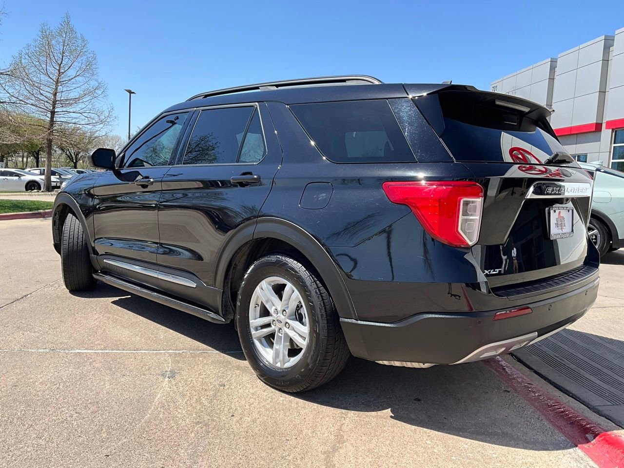 Used 2021 Ford Explorer XLT w/ Equipment Group 202A image 8