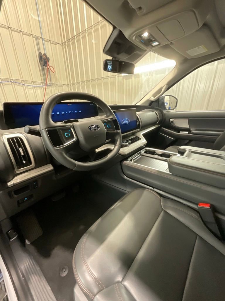 Used 2025 Ford Expedition Active RWD image 9