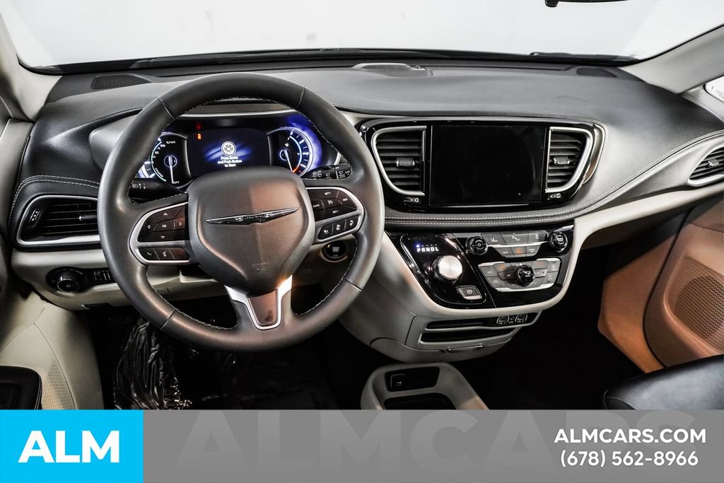 Used 2024 Chrysler Pacifica Select image 24