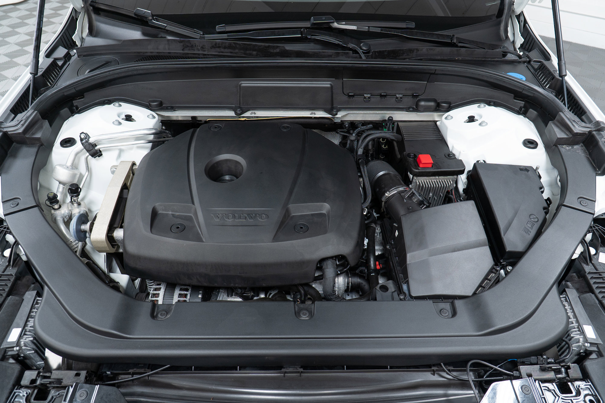 Used 2018 Volvo XC60 T5 Momentum w/ Convenience Package image 9