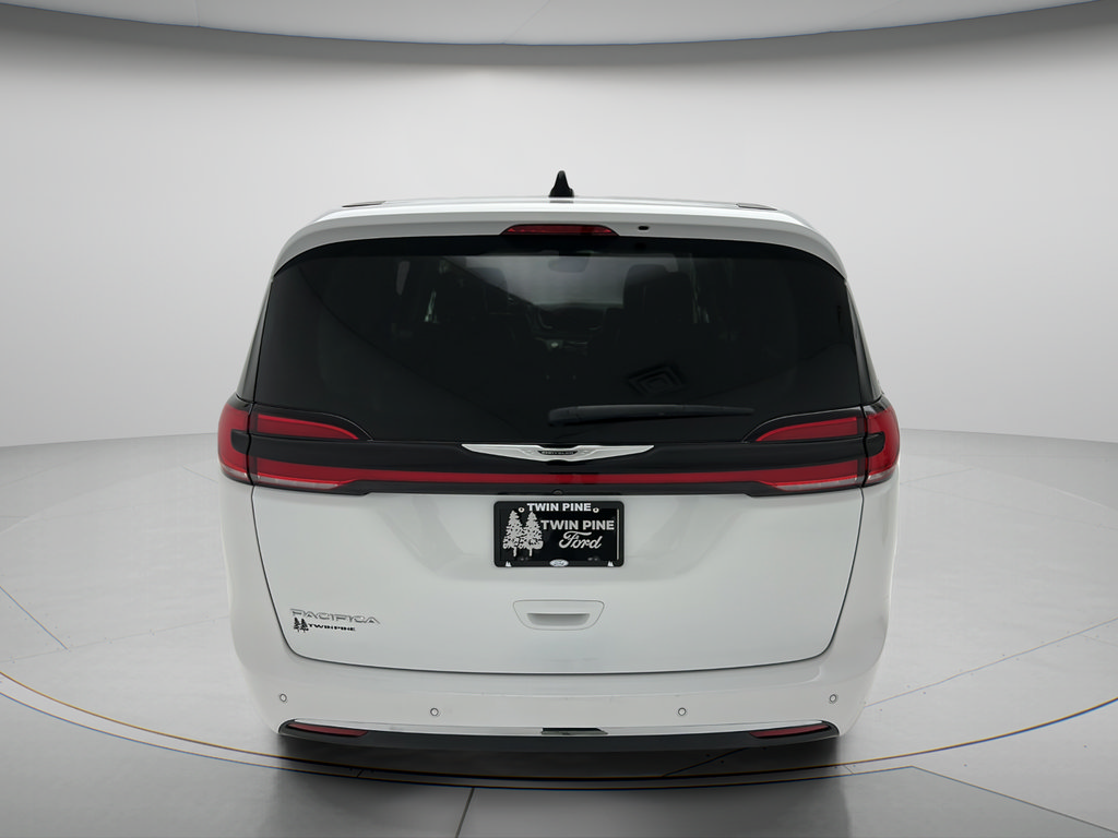 Used 2024 Chrysler Pacifica Touring-L FWD image 7