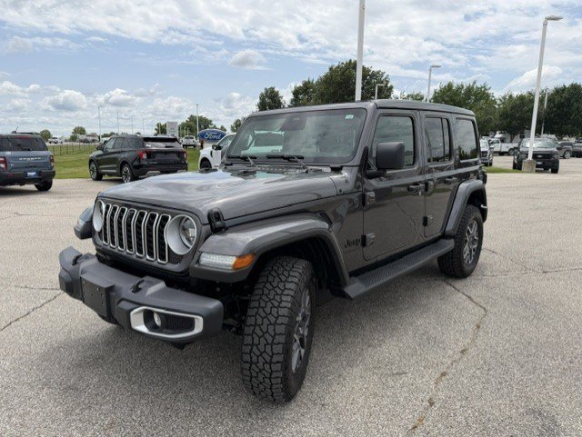 Used 2026 Jeep Wrangler Unlimited Sahara AWD/4WD image 3