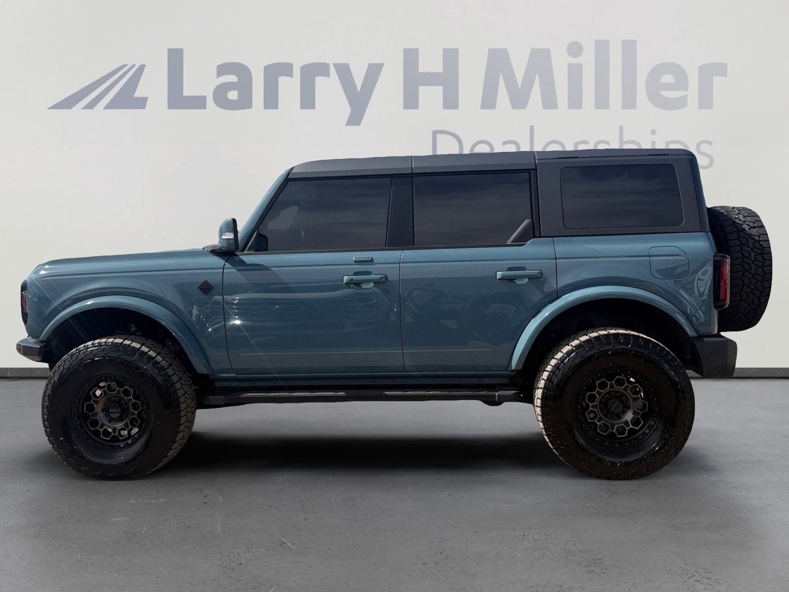 Used 2023 Ford Bronco Outer Banks image 2