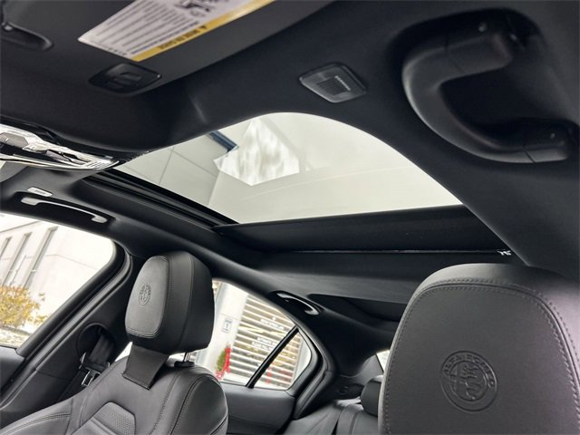 Used 2023 Alfa Romeo Giulia Veloce image 24