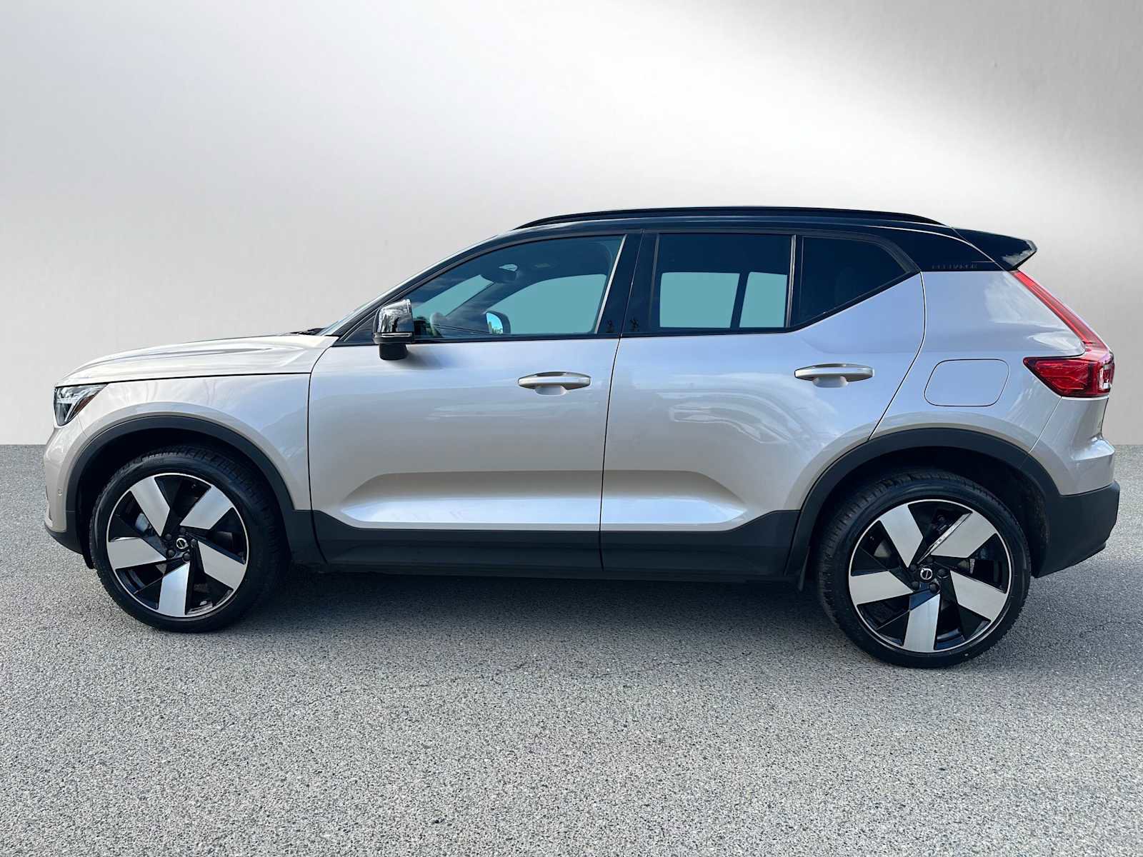 Used 2023 Volvo XC40 Recharge Ultimate image 6