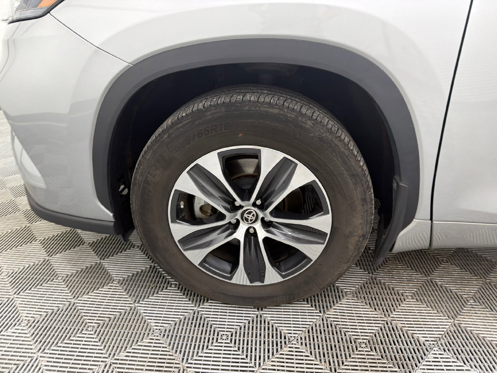 Used 2024 Toyota Highlander XLE FWD image 12