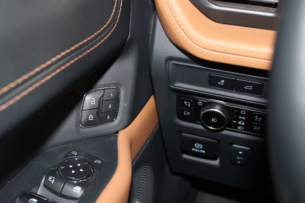 Used 2024 Ford Expedition Platinum image 23