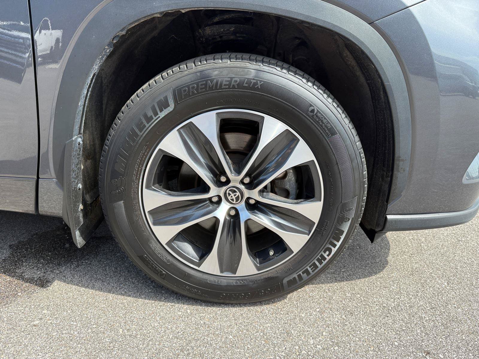 Used 2025 Toyota Highlander LE AWD/4WD image 33