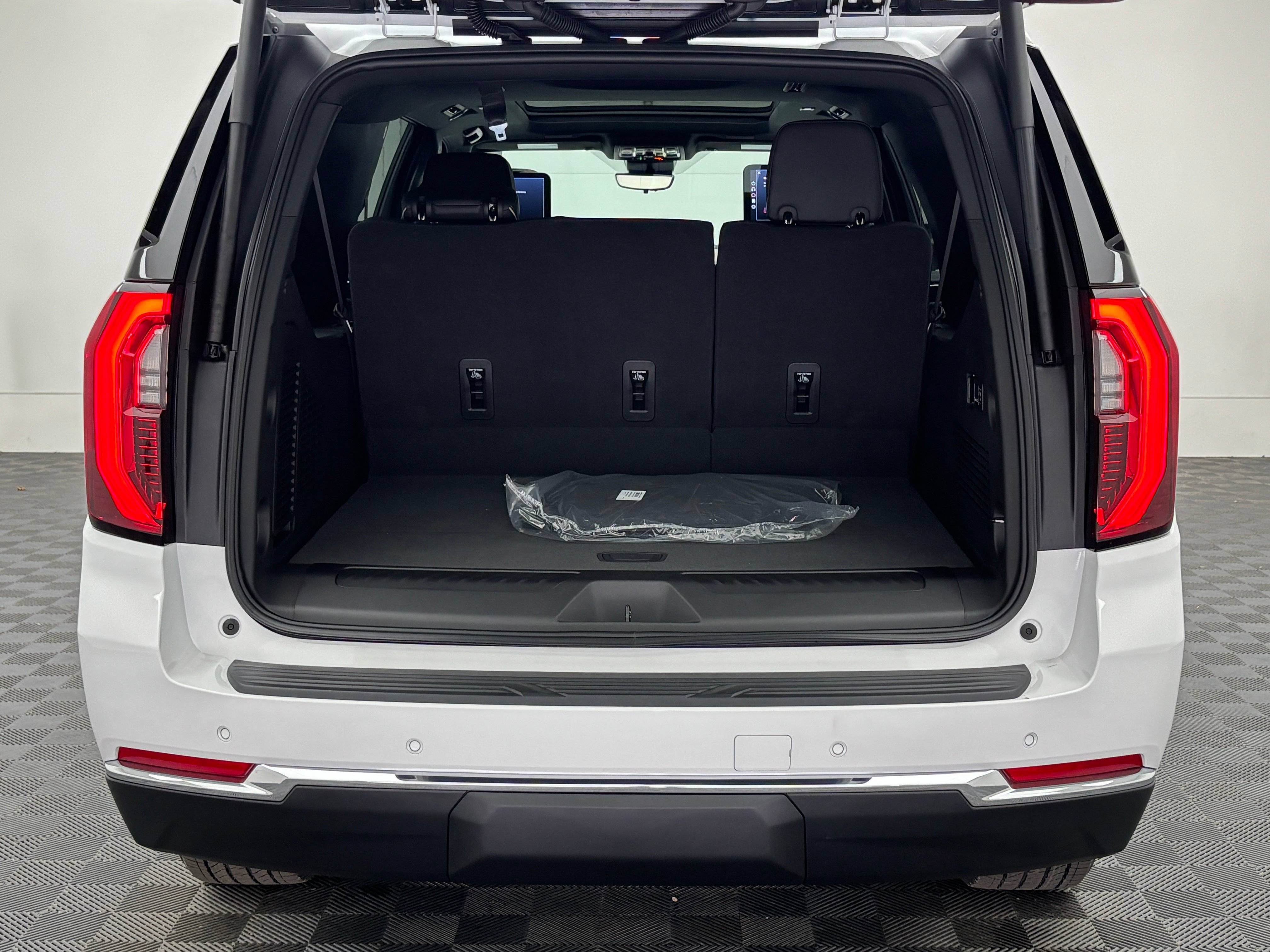 New 2026 GMC Yukon XL Elevation w/ Elevation Premium Package AWD/4WD image 13