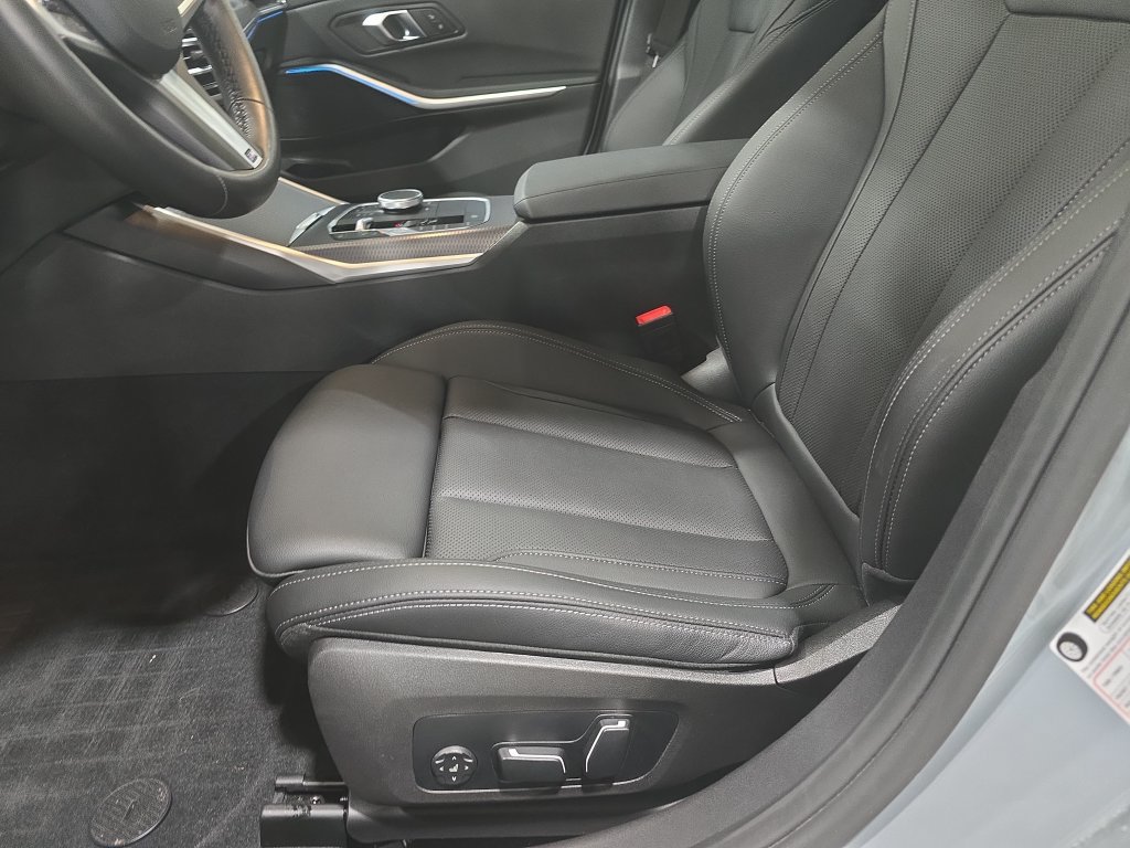 Certified 2024 BMW 330i Sedan w/ M Sport Package RWD image 23