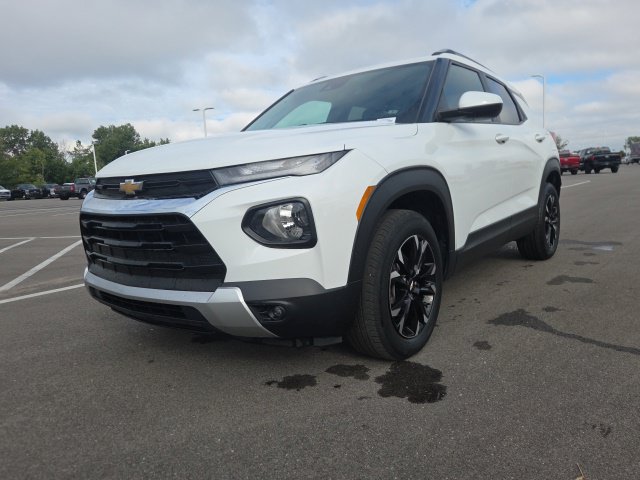 Used 2023 Chevrolet TrailBlazer LT AWD/4WD image 2