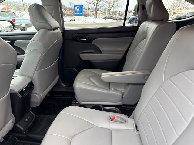 Used 2023 Toyota Highlander L image 19