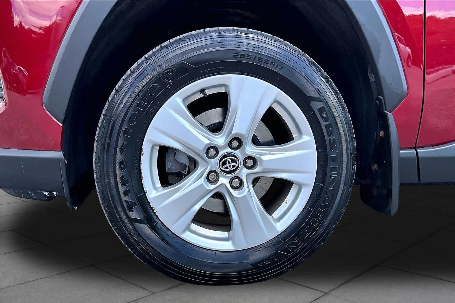 Used 2021 Toyota RAV4 XLE w/ Convenience Package AWD/4WD image 11
