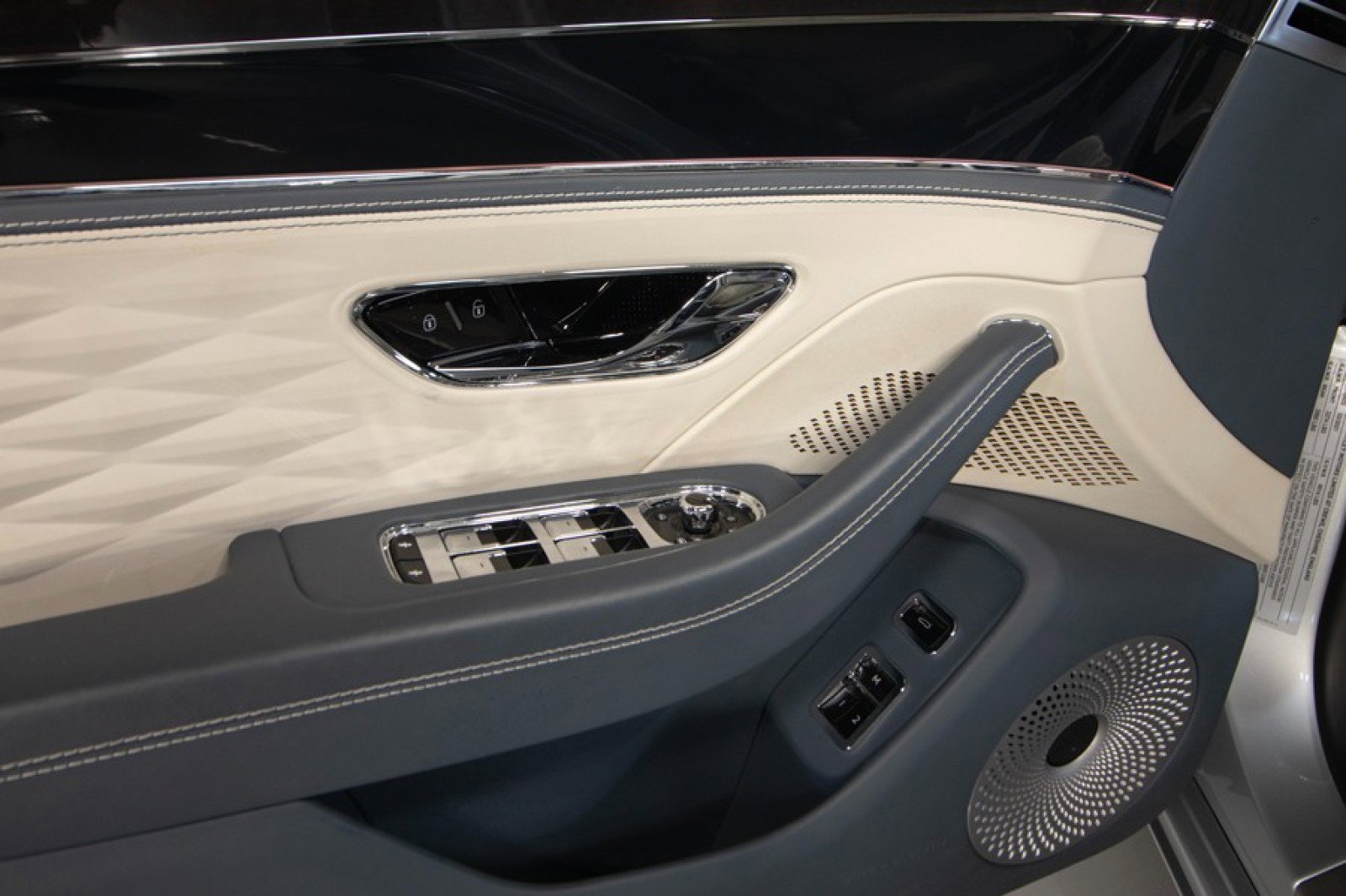 Used 2021 Bentley Flying Spur W12 image 35