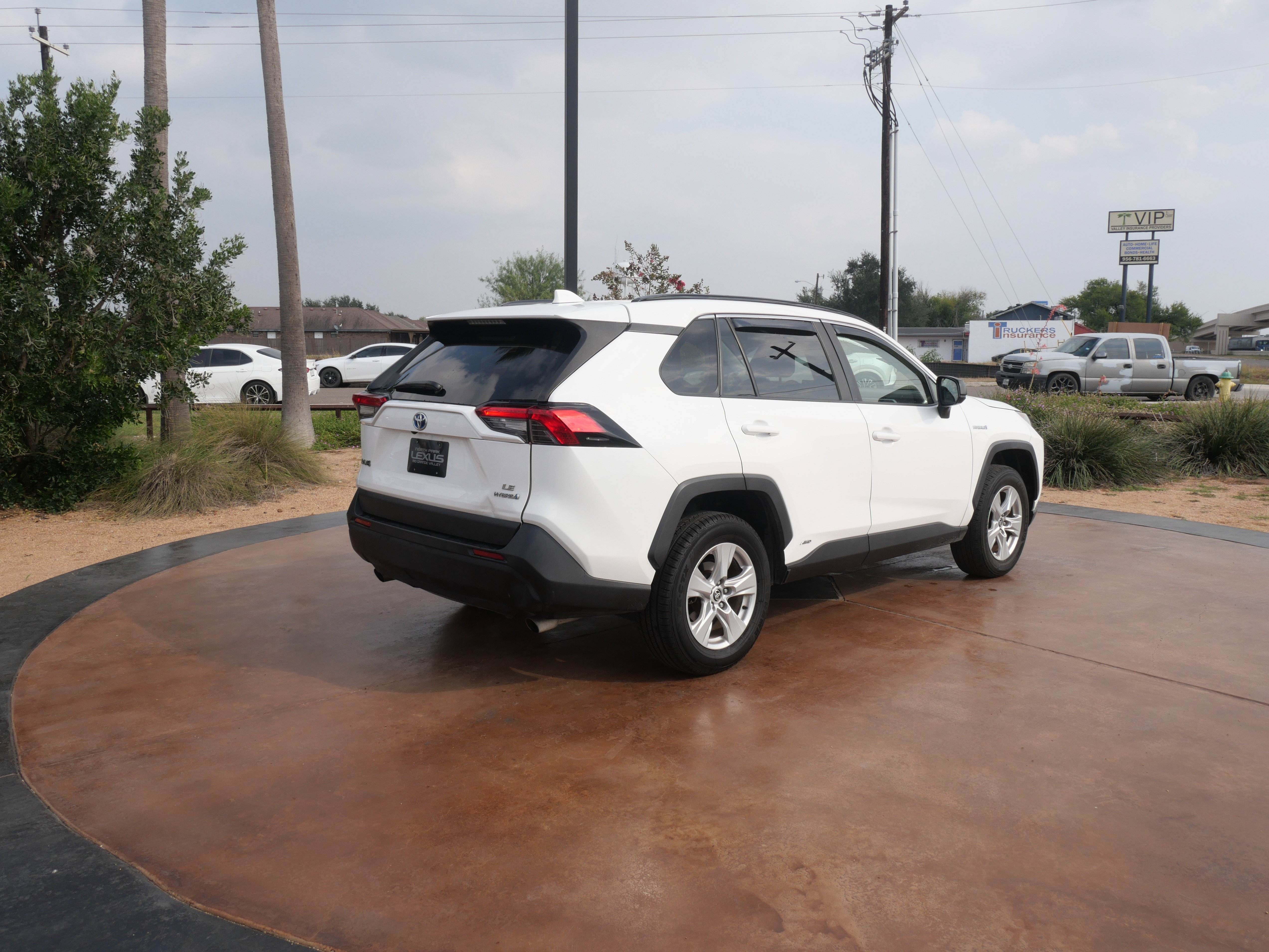 Used 2021 Toyota RAV4 LE image 2