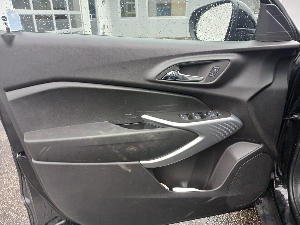 Used 2025 Chevrolet Trax LS w/ LS Convenience Package image 10
