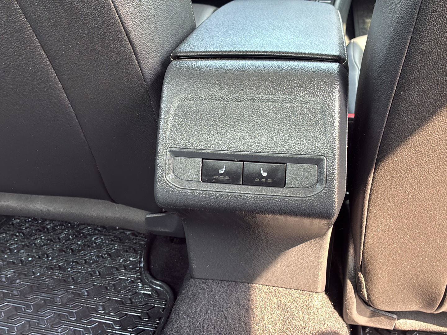 Used 2019 Volkswagen Jetta SE w/ Cold Weather Package FWD image 22