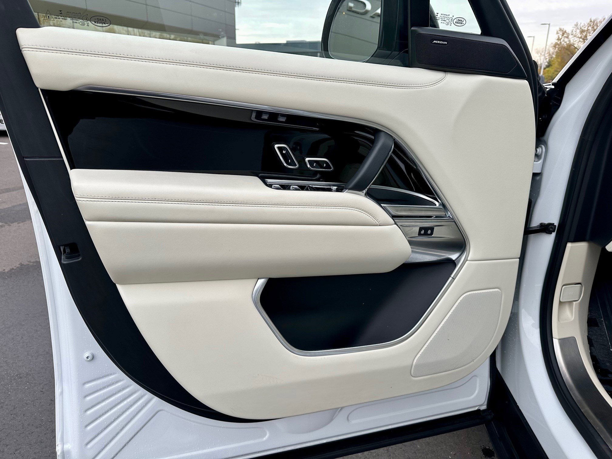 Used 2023 Land Rover Range Rover SE image 9