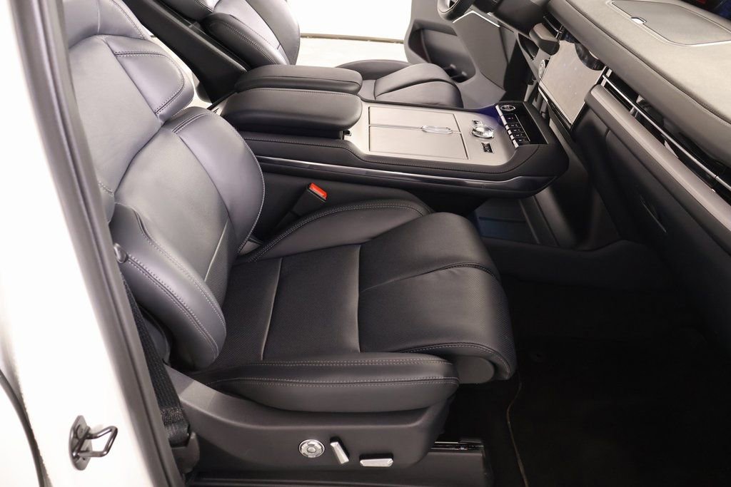 New 2025 Lincoln Navigator Reserve w/ Jet Appearance Package image 16