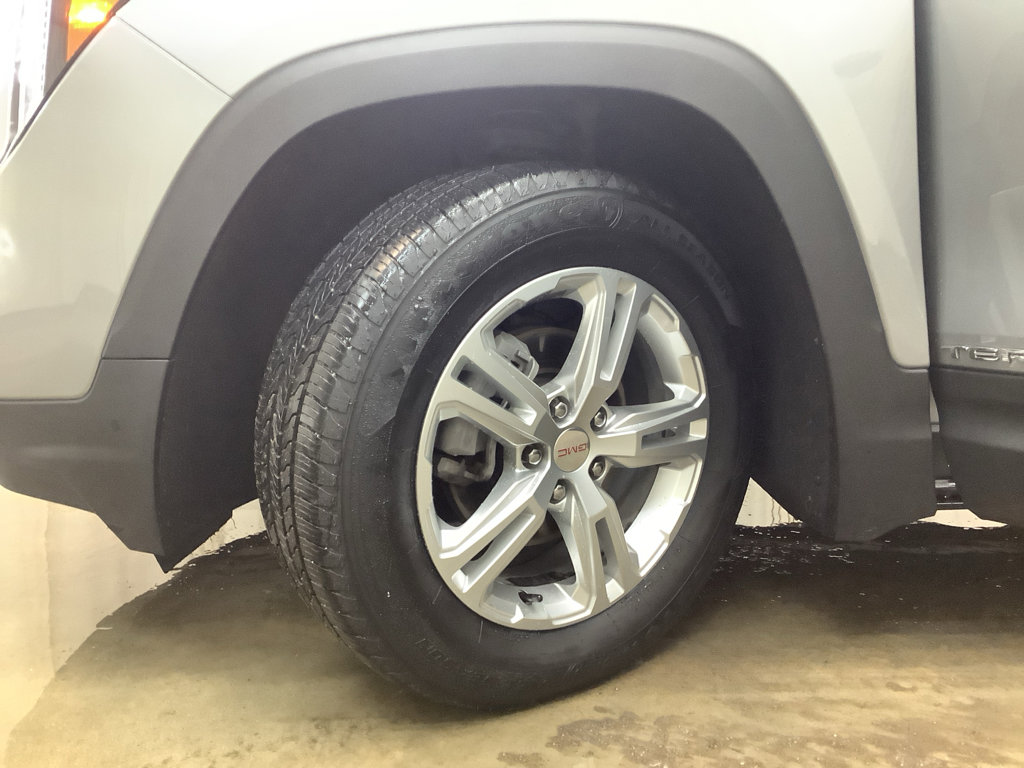 Used 2024 GMC Terrain SLE image 28