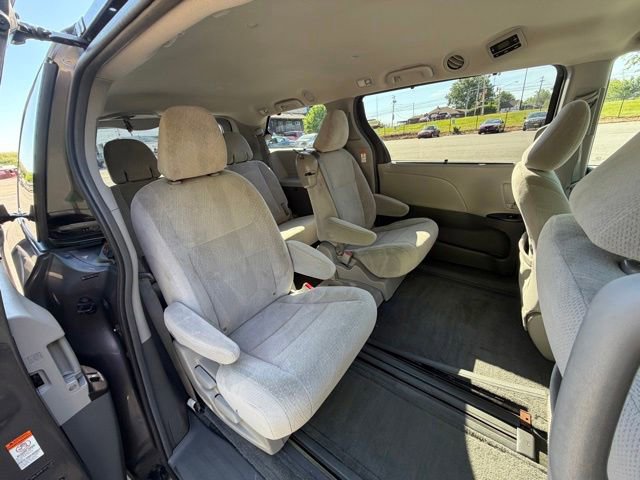 Used 2015 Toyota Sienna LE FWD image 27