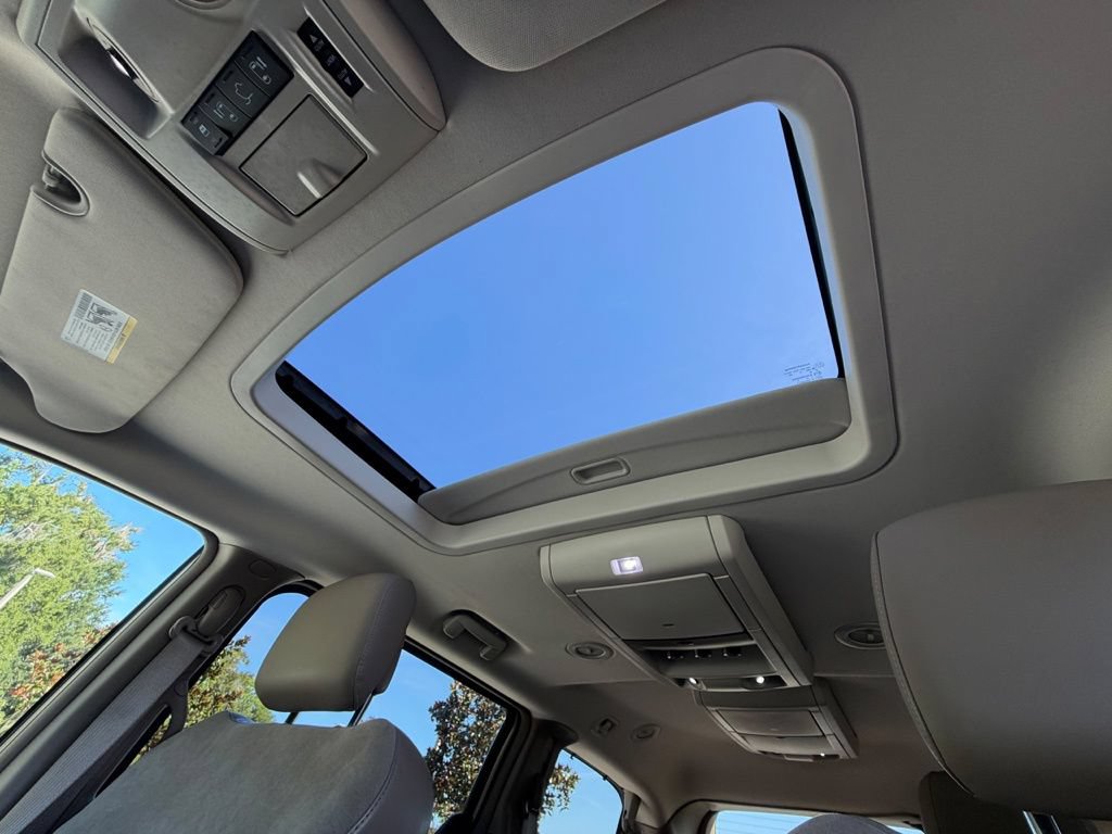 Used 2016 Chrysler Town & Country Limited Platinum FWD image 22