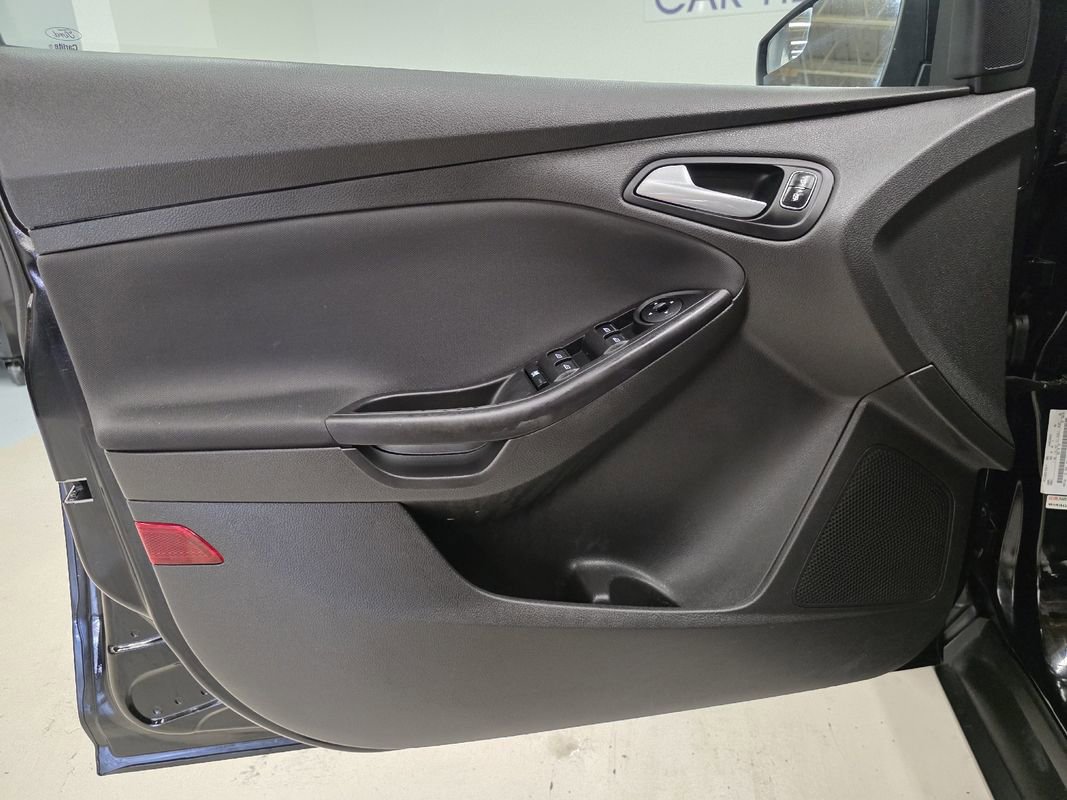 Used 2018 Ford Focus SE w/ Cold Weather Package FWD image 23