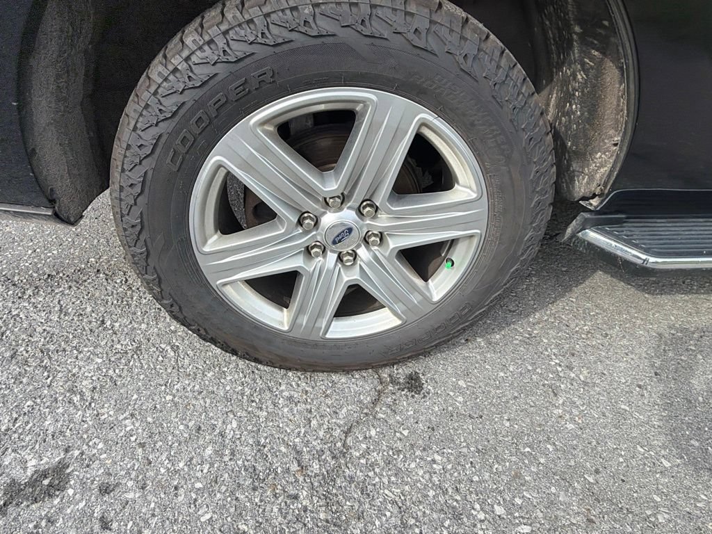 Used 2019 Ford Expedition XLT w/ Equipment Group 202A AWD/4WD image 13