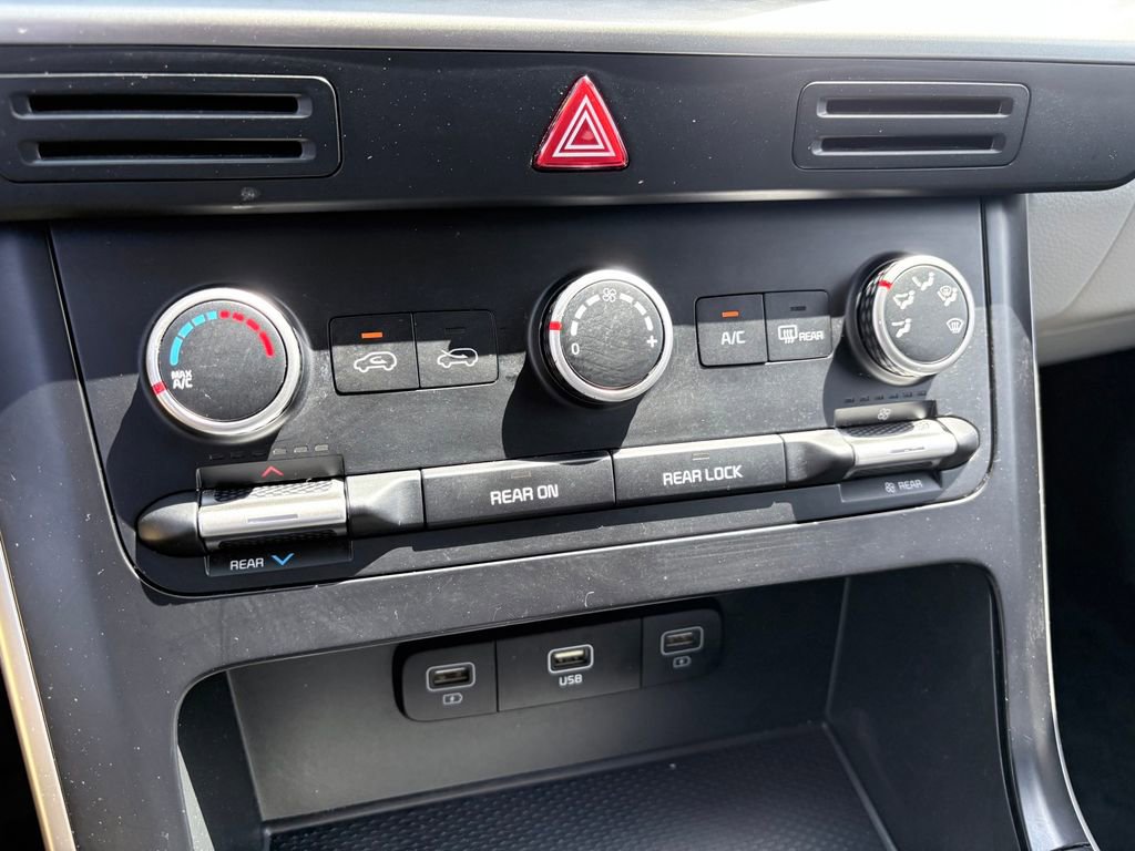 Used 2024 Kia Carnival LX FWD image 21