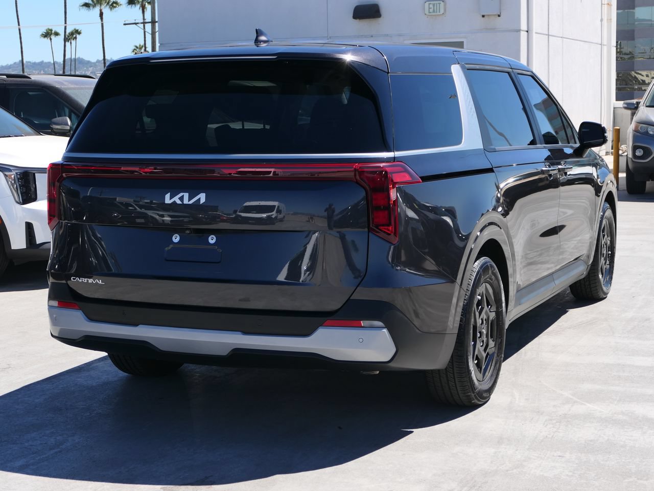 Used 2025 Kia Carnival FWD image 3