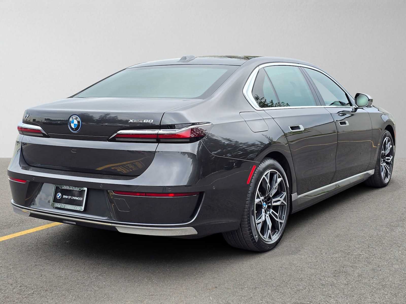 Used 2023 BMW i7 xDrive60 AWD/4WD image 3