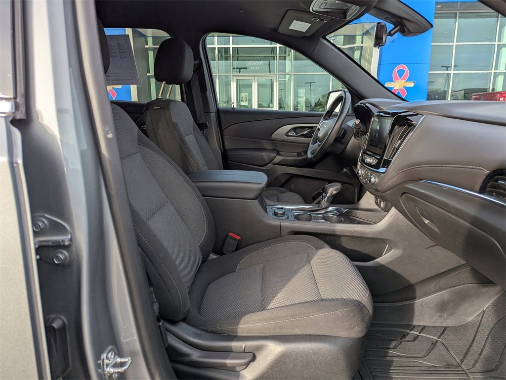 Used 2023 Chevrolet Traverse LT w/ Rear Camera Mirror Package image 45