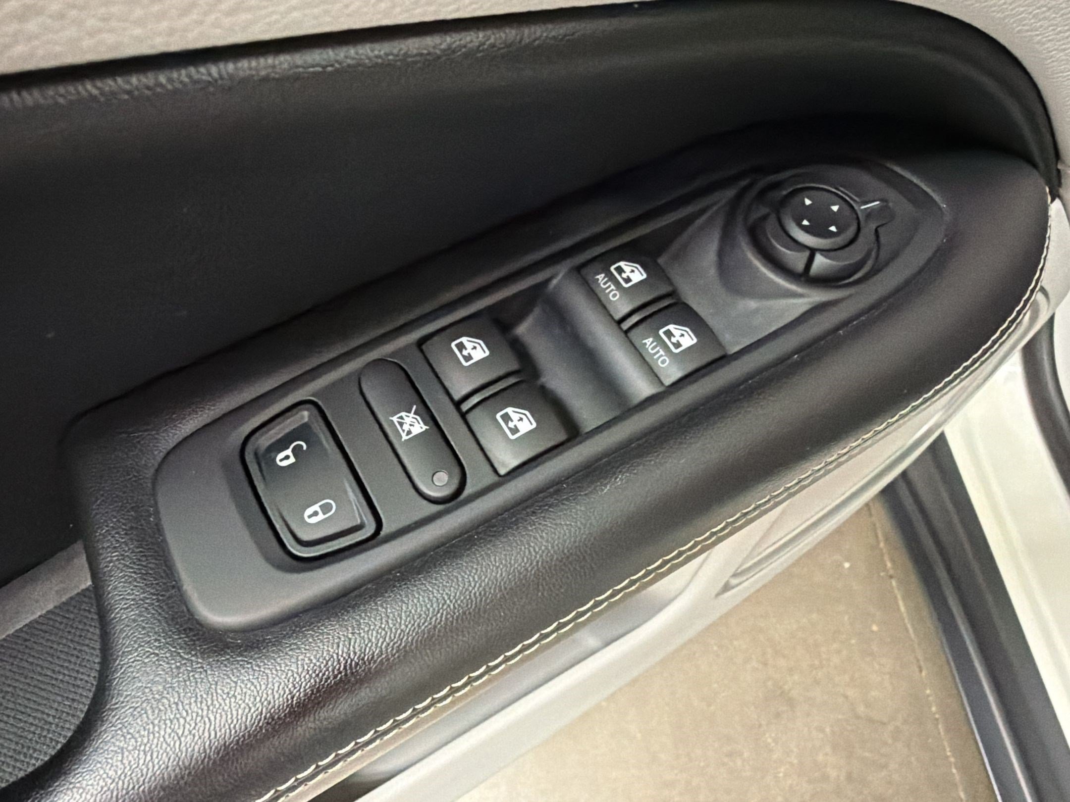 Used 2020 Jeep Compass Latitude FWD image 13