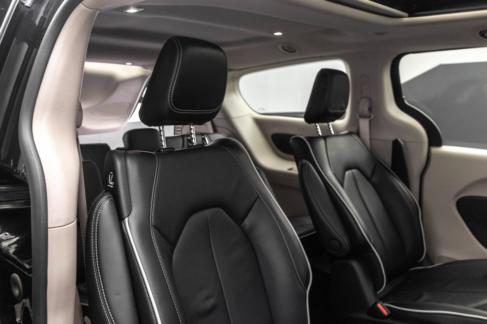 Used 2023 Chrysler Pacifica Limited FWD image 34