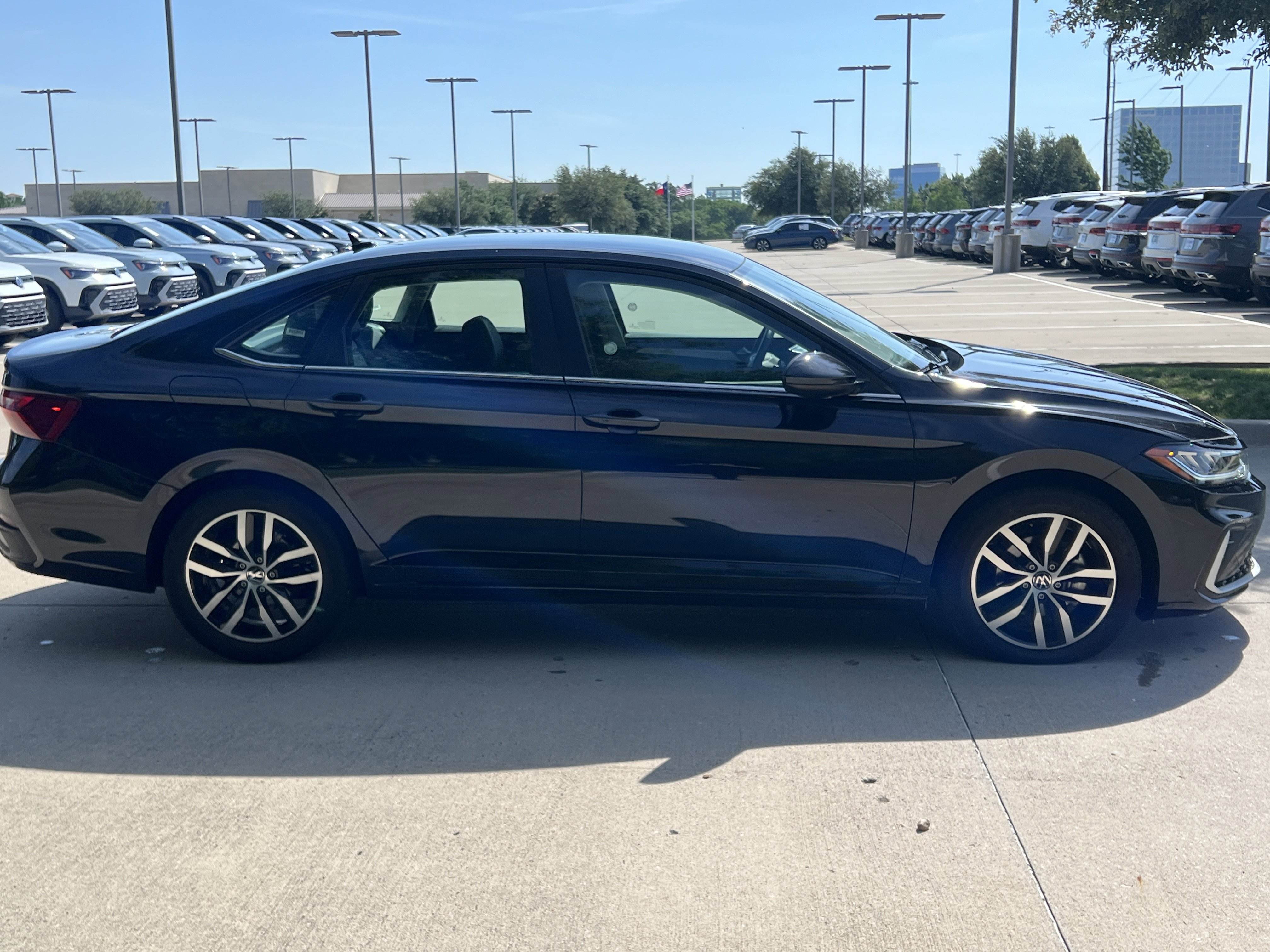 Used 2025 Volkswagen Jetta SE FWD image 11