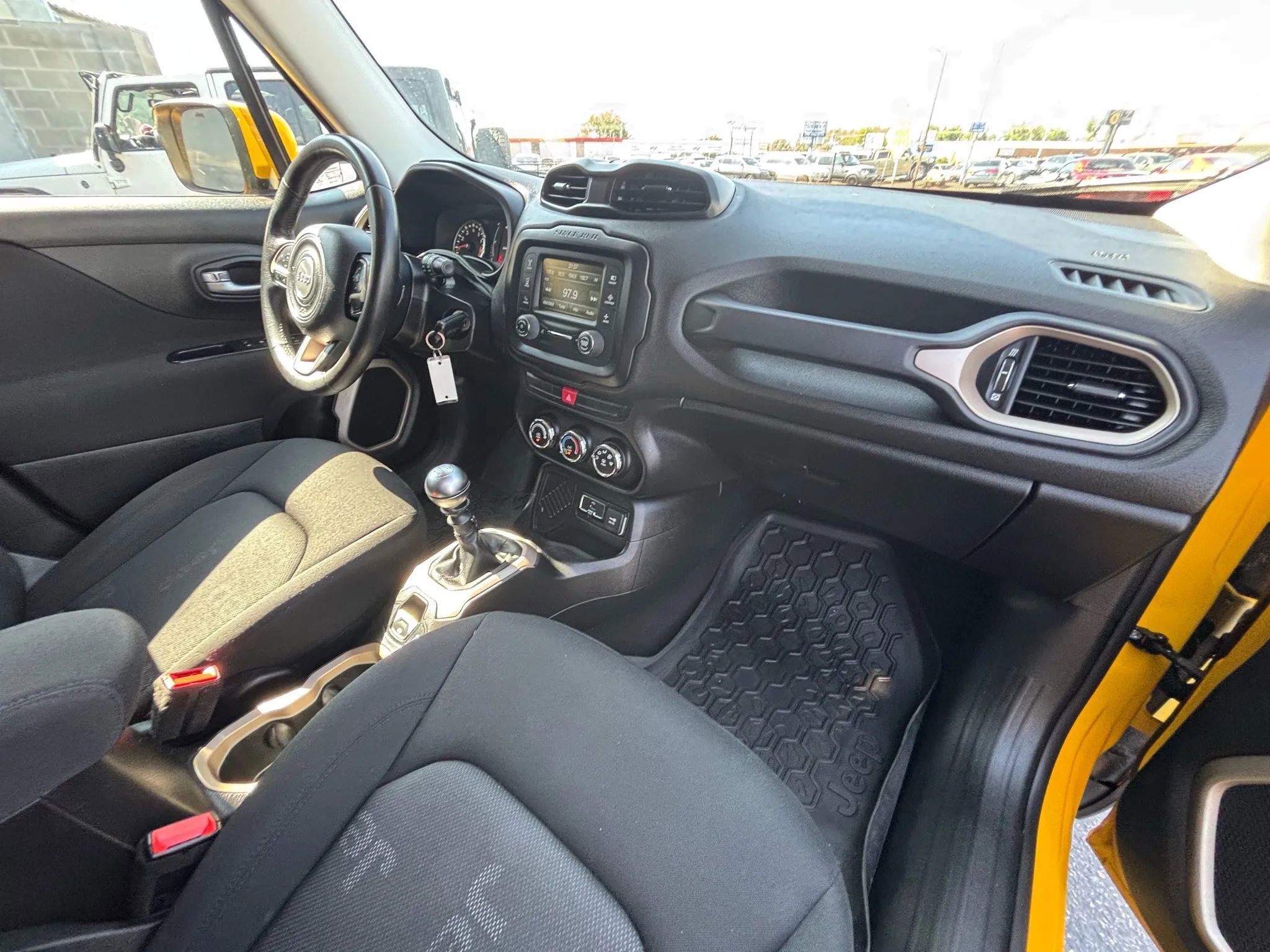 Used 2015 Jeep Renegade Latitude image 8