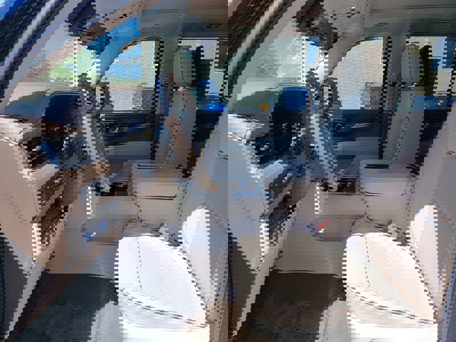 Used 2022 GMC Yukon Denali w/ Denali Premium Package image 16