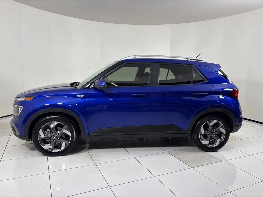 Used 2024 Hyundai Venue SEL FWD image 2