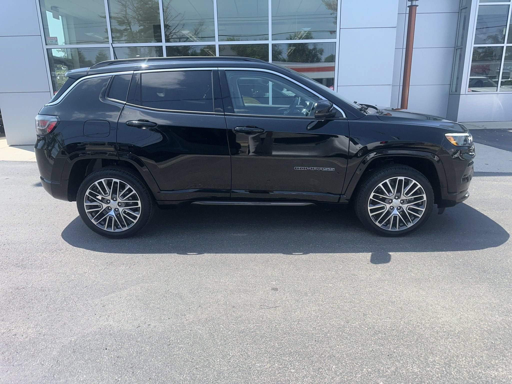 Used 2022 Jeep Compass Limited w/ Elite Group AWD/4WD image 4