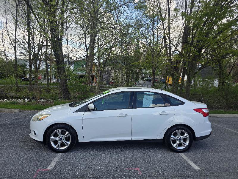 Used 2014 Ford Focus SE w/ SE Winter Package image 3