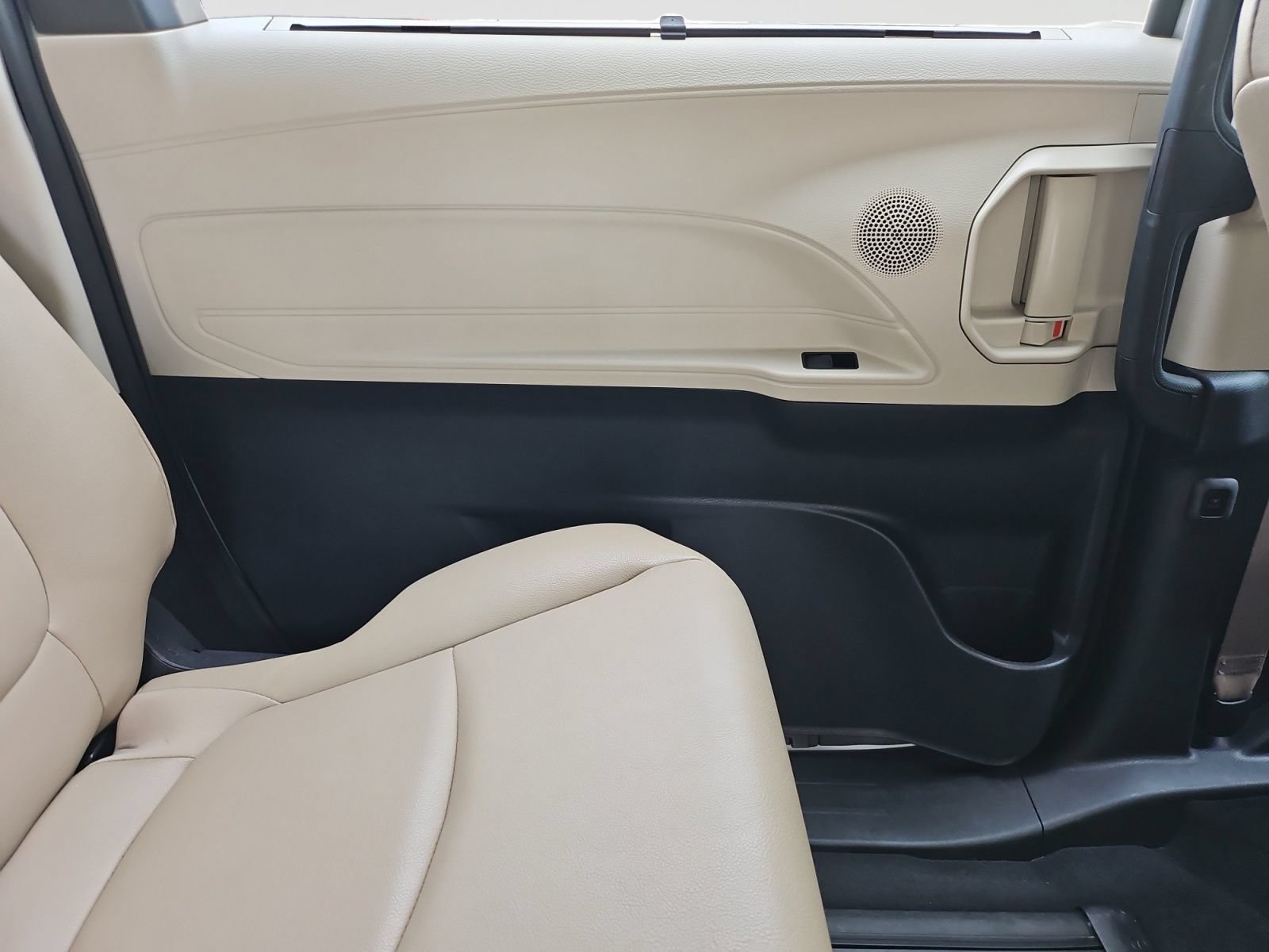 Used 2023 Toyota Sienna XLE FWD image 35
