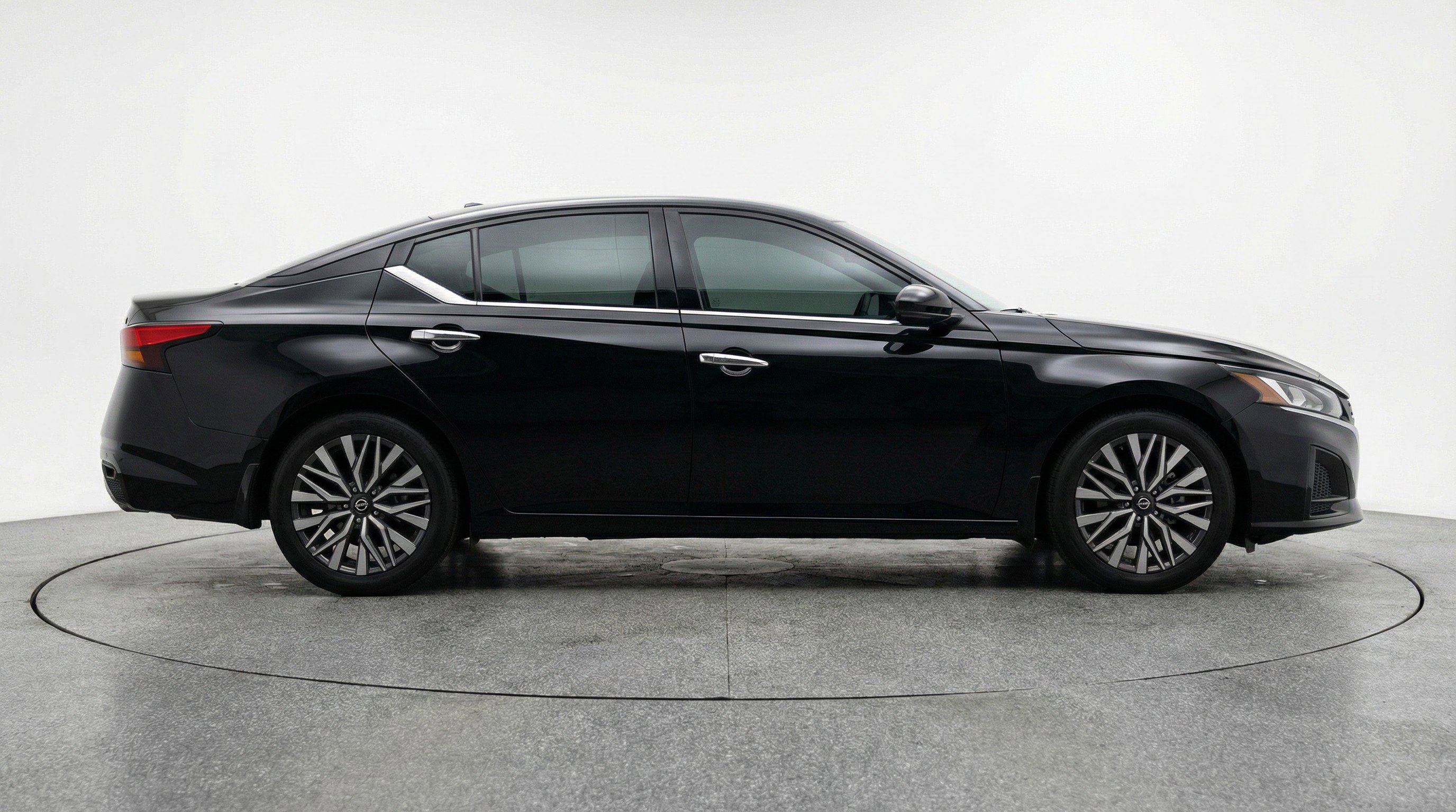 Used 2025 Nissan Altima 2.5 SV FWD image 11